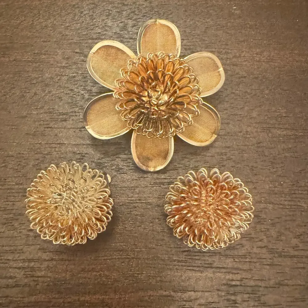VTG Gold Tone‎ Star Burst Clip on Earrings & Brooch Flower Retro Round Studs